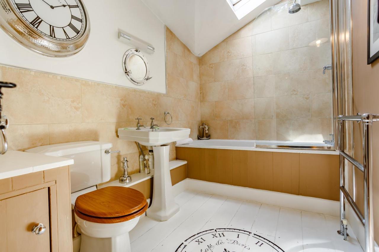 Broadrock Accommodation - Clock Cottage Chepstow Exterior photo